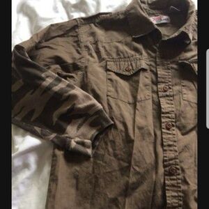 Brown Button-Up Shirt with Camouflage Sleeve boys size 10 outlaw skull motif